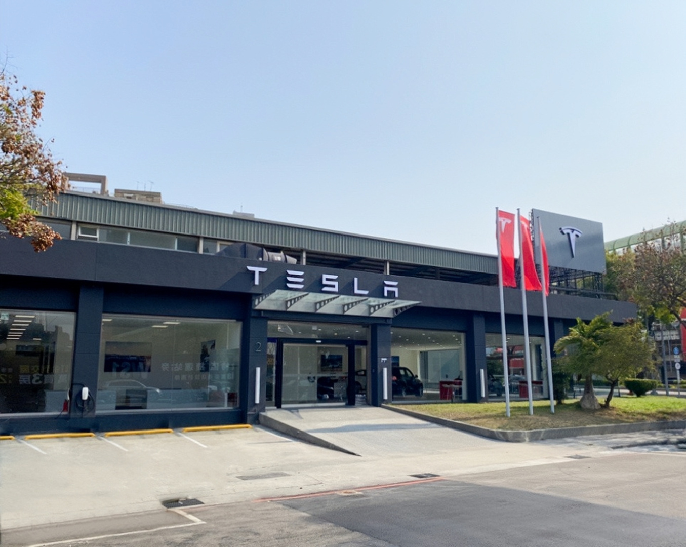 SMALL_Tesla Center 台中青海服務體驗中心將提供中部消費者與車主從銷售、體驗到保養維修的全方位服務